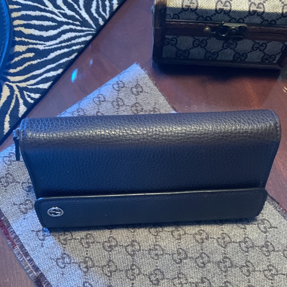 Genuine GUCCI Tri- fold Wallet, chocolate Brown, with two inside section. - Picture 14 of 16